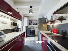 Maison moderne dans un environnement calme et boisé<span></span>3 chambres et de jolis extérieurs baignés de lumière<span></span>Rue du Jura 44840 Les Sorinières