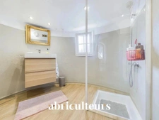 Grande villa de 200m² en front de mer<span></span>Très belle parcelle aux multiples possibilités<span></span>Plusieurs dépendances<span></span>L'Épine