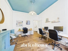 Bureau idéalement placé au pied de la place Viarme<span></span>Cachet de l'ancien