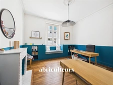 Bureau idéalement placé au pied de la place Viarme<span></span>Cachet de l'ancien