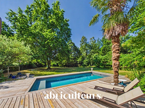 Très belle maison familiale à vendre à Sautron<span></span>Grand jardin, terrasse avec piscine, 4 chambres<span></span>Sautron 44880