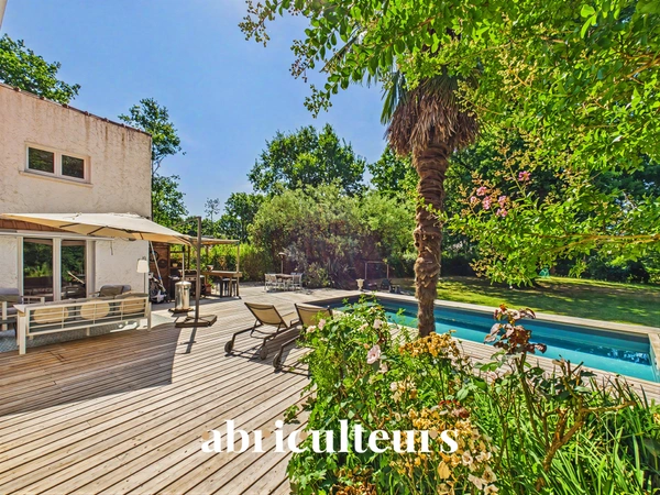 Très belle maison familiale à vendre à Sautron<span></span>Grand jardin, terrasse avec piscine, 4 chambres<span></span>Sautron 44880