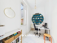 Bureau idéalement placé au pied de la place Viarme<span></span>Cachet de l'ancien