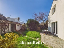Maison 2 chambres sur les bords de Loire<span></span>Jardin, garage, parcelle de 300m²<span></span>place Jean Saillant à Indre