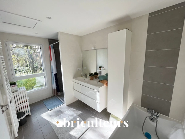 Maison moderne en parfait état<span></span>147m², 4 chambres, jardin, garage<span></span>rue Alphonse de Lamartine à Sautron 44880