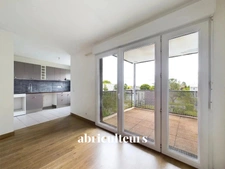 Appartement 3 pièces de 62m² en très bon état - Ascenseur balcon double parking au pied des transports - rue de la Convention à Nantes 44100