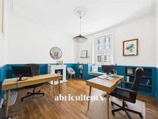 Bureau idéalement placé au pied de la place Viarme<span></span>Cachet de l'ancien