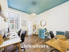 Bureau idéalement placé au pied de la place Viarme<span></span>Cachet de l'ancien