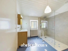 Grande villa de 200m² en front de mer<span></span>Très belle parcelle aux multiples possibilités<span></span>Plusieurs dépendances<span></span>L'Épine