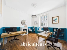 Bureau idéalement placé au pied de la place Viarme<span></span>Cachet de l'ancien