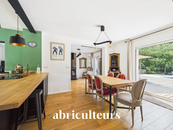 Très belle maison familiale à vendre à Sautron<span></span>Grand jardin, terrasse avec piscine, 4 chambres<span></span>Sautron 44880