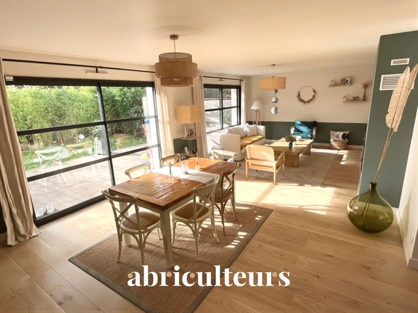 Maison moderne en parfait état<span></span>147m², 4 chambres, jardin, garage<span></span>rue Alphonse de Lamartine à Sautron 44880