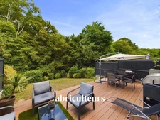 Maison moderne dans un environnement calme et boisé<span></span>3 chambres et de jolis extérieurs baignés de lumière<span></span>Rue du Jura 44840 Les Sorinières