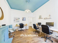 Bureau idéalement placé au pied de la place Viarme<span></span>Cachet de l'ancien