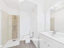 Joli deux pièces en parfait état - Immeuble moderne, ascenseur, balcon et parking - bd Emile Gabory à Nantes 44200