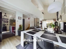 Maison moderne dans un environnement calme et boisé<span></span>3 chambres et de jolis extérieurs baignés de lumière<span></span>Rue du Jura 44840 Les Sorinières