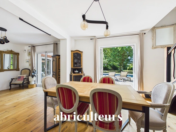 Très belle maison familiale à vendre à Sautron<span></span>Grand jardin, terrasse avec piscine, 4 chambres<span></span>Sautron 44880