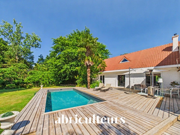 Très belle maison familiale à vendre à Sautron<span></span>Grand jardin, terrasse avec piscine, 4 chambres<span></span>Sautron 44880