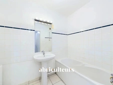 Grand 3 pièces à rafraîchir<span></span>Ascenseur balcon et parking<span></span>Avenue Abel Gance 44300 Nantes