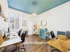 Bureau idéalement placé au pied de la place Viarme<span></span>Cachet de l'ancien