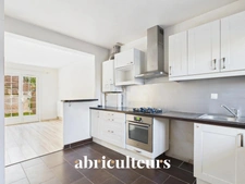 Villa mitoyenne 89m2 avec jardin, 3 chambres, combles aménagés et accès piscine – Domaine sécurisé à Villeneuve-Loubet