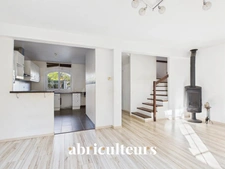 Villa mitoyenne 89m2 avec jardin, 3 chambres, combles aménagés et accès piscine – Domaine sécurisé à Villeneuve-Loubet