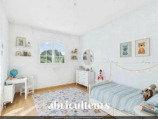 Villa mitoyenne 89m2 avec jardin, 3 chambres, combles aménagés et accès piscine – Domaine sécurisé à Villeneuve-Loubet