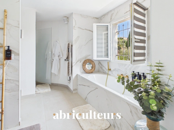 Villa d'exception 313m2 aperçu mer, autonome en énergie, piscine et appartement invités