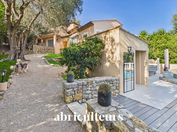Villa d'exception 313m2 aperçu mer, autonome en énergie, piscine et appartement invités