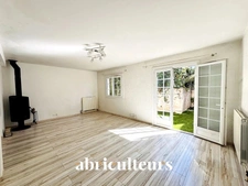 Villa mitoyenne 89m2 avec jardin, 3 chambres, combles aménagés et accès piscine – Domaine sécurisé à Villeneuve-Loubet