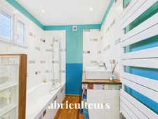Villa mitoyenne 89m2 avec jardin, 3 chambres, combles aménagés et accès piscine – Domaine sécurisé à Villeneuve-Loubet