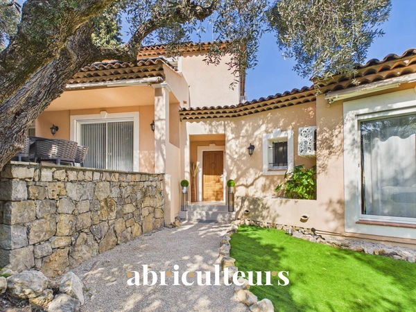 Villa d'exception 313m2 aperçu mer, autonome en énergie, piscine et appartement invités
