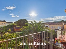 Villa mitoyenne 89m2 avec jardin, 3 chambres, combles aménagés et accès piscine – Domaine sécurisé à Villeneuve-Loubet