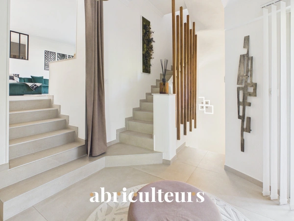 Villa d'exception 313m2 aperçu mer, autonome en énergie, piscine et appartement invités