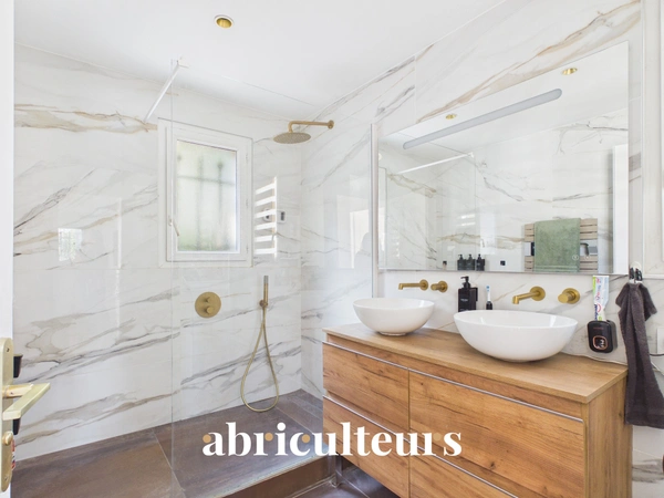 Villa d'exception 313m2 aperçu mer, autonome en énergie, piscine et appartement invités