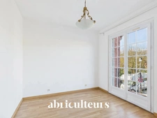 Villa mitoyenne 89m2 avec jardin, 3 chambres, combles aménagés et accès piscine – Domaine sécurisé à Villeneuve-Loubet