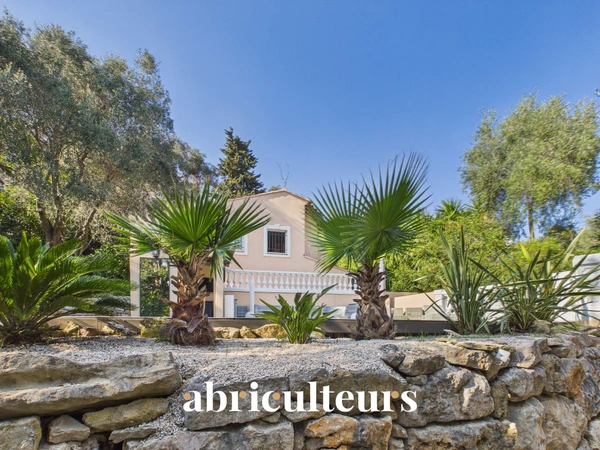 Villa d'exception 313m2 aperçu mer, autonome en énergie, piscine et appartement invités