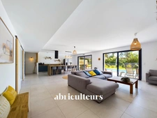 Superbe villa contemporaine avec piscine chauffée orientée sud- idéalement située - à seulement 10 minutes des plages-  proche du centre ville de Tosse 40230