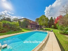 Corps de ferme avec dépendances sur  terrain de 7 600 m² avec piscine – Tilh
