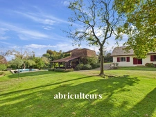 Corps de ferme avec dépendances sur  terrain de 7 600 m² avec piscine – Tilh