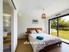 Superbe villa contemporaine avec piscine chauffée orientée sud- idéalement située - à seulement 10 minutes des plages-  proche du centre ville de Tosse 40230