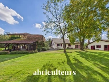Corps de ferme avec dépendances sur  terrain de 7 600 m² avec piscine<span></span>Tilh