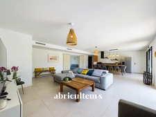 Superbe villa contemporaine avec piscine chauffée orientée sud- idéalement située - à seulement 10 minutes des plages-  proche du centre ville de Tosse 40230