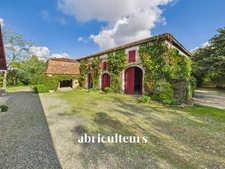 Corps de ferme avec dépendances sur  terrain de 7 600 m² avec piscine – Tilh