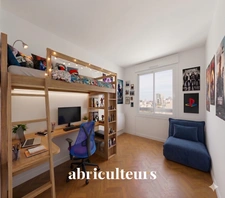Courbevoie  : 5 pièces,  dernier étage , 2 parkings (dont 1 box) + 2 caves – DPE C – Aucuns travaux
