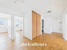 Dernier étage avec vue exceptionnelle sur La Défense – Superbe T4 familial à Courbevoie