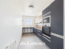 Courbevoie  : 5 pièces,  dernier étage , 2 parkings (dont 1 box) + 2 caves – DPE C – Aucuns travaux