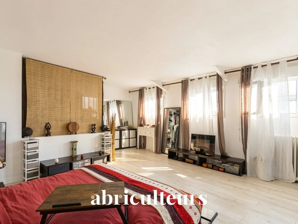 Grand loft indépendant de 176 m²<span></span>Colombes Centre-Gare