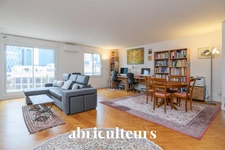 Dernier étage avec vue exceptionnelle sur La Défense – Superbe T4 familial à Courbevoie