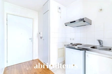 Charmant studio  30 m² avec balcon – Courbevoie (92400)